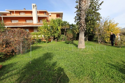 Foto Villa unifamiliare in VIA AMEDEO MODIGLIANI, Rende Roges di 495 m²