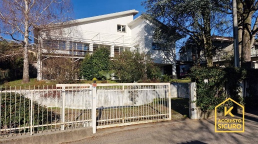 Foto Villa unifamiliare in Via Stoppani, Vergiate Centro di 230 m²