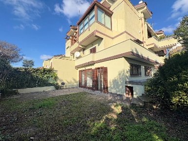 Foto Appartamento in Via Epicarmo, Roma Axa di 147 m² con 5 locali
