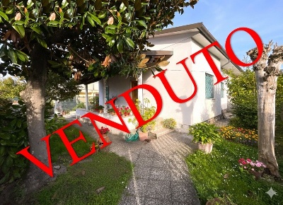 Foto Villa bifamiliare a Pietrasanta di 110 m² con 5 locali in vendita