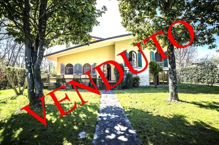 Foto Villa unifamiliare a Pietrasanta di 226 m² con 8 locali in vendita