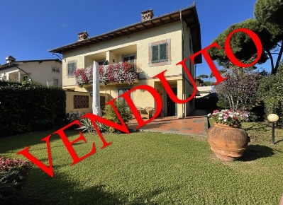 Foto Villa bifamiliare a Pietrasanta di 200 m² con 6 locali in vendita
