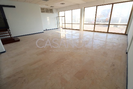 Foto Negozio in via turati, Giulianova Centro di 180 m² con 2 locali