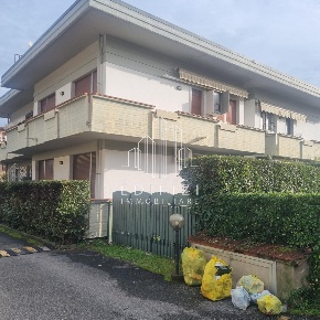 Foto Appartamento a Massa Marina di Massa Centro di 60 m² con 4 locali