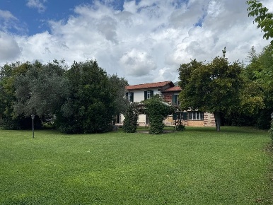 Foto Casale a Pietrasanta di 200 m² con 6 locali in vendita