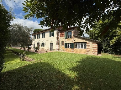 Foto Casale a Pietrasanta di 200 m² con 6 locali in vendita