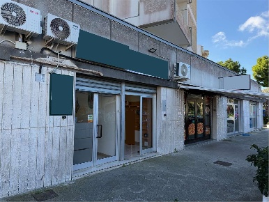 Foto Negozio in Viale Francia 35, Brindisi Bozzano di 61 m² con 2 locali