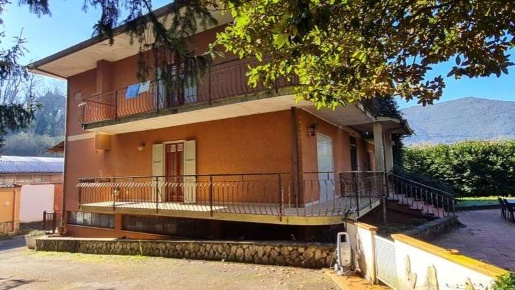 Foto Villa bifamiliare in Via Cona del Monte, Gavignano di 282 m² all'asta