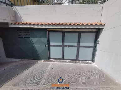 Foto Magazzino in Viale Della Libertà 141, Aversa di 80 m² con 1 locali