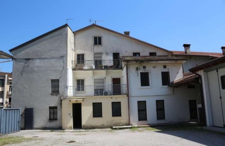 Foto Appartamento in Via Giarre, Isola Vicentina Centro di 77 m² all'asta