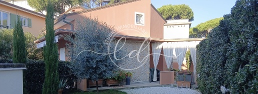 Foto Casa indipendente a Camaiore Lido di Camaiore di 120 m² con 8 locali