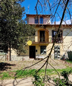 Foto Casale a Reggello di 380 m² con 14 locali in vendita