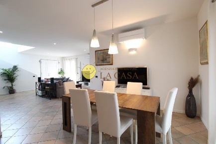 Foto Casa indipendente a Reggello di 235 m² con 7 locali in vendita