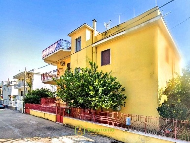 Foto Villa a schiera in Via Libero Bovio N. 15, Saviano di 369 m² all'asta