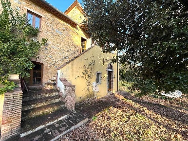 Foto Appartamento a Riparbella di 110 m² con 8 locali in vendita