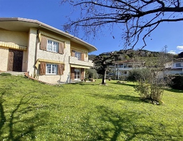 Foto Villa unifamiliare a Pietrasanta di 320 m² con 10 locali in vendita