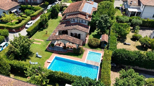 Foto Villa singola a Forte dei Marmi Vaiana di 490 m² con 11 locali