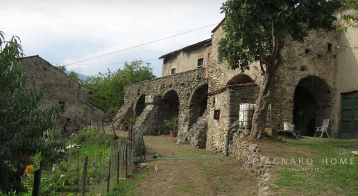 Foto Rustico in Località Casa Pavesi, Pontremoli di 472 m² con 11 locali
