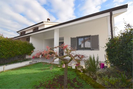 Foto Villa unifamiliare in Via Enrico Fermi 12, Caresanablot di 235 m²