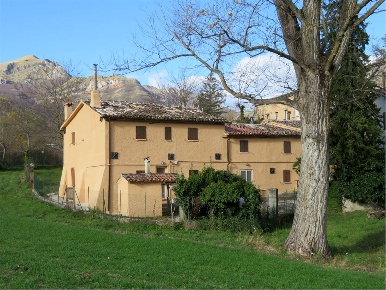 Foto Rustico in Contrada Gattari, Sarnano di 290 m² con 18 locali