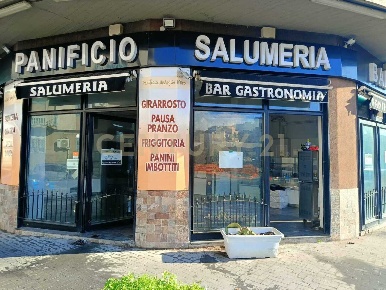 Foto Locale commerciale in Via Medaglie D'oro  86, Catania di 190 m²