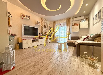 Foto Appartamento a Cecina Cecina Centro di 131 m² con 7 locali in vendita