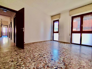 Foto Appartamento a Massa Centro di 110 m² con 5 locali in vendita
