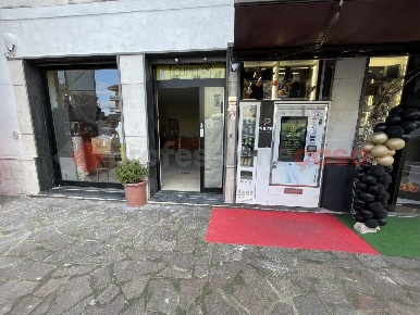 Foto Attività commerciale in Via Appia 435, Minturno Centro di 50 m²
