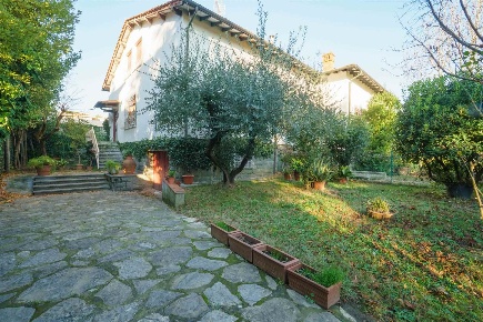 Foto Villa bifamiliare a Montecatini-Terme di 155 m² con 6 locali