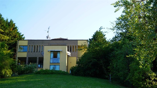 Foto Villa unifamiliare a Traversetolo di 600 m² con 14 locali in vendita