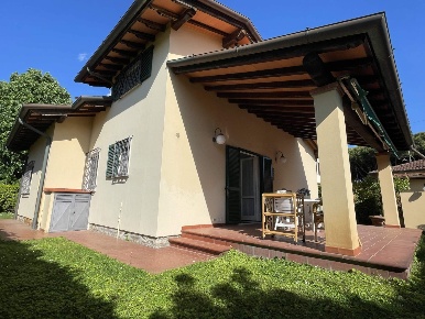 Foto Villa unifamiliare in Viale Catalani 12, Pietrasanta di 183 m²