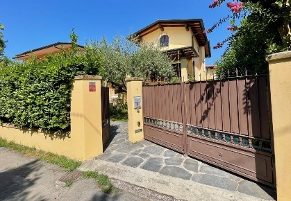 Foto Villa unifamiliare a Pietrasanta di 180 m² con 10 locali in vendita