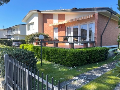 Foto Villa unifamiliare in Via Leonardo da Vinci 20, Pietrasanta di 312 m²