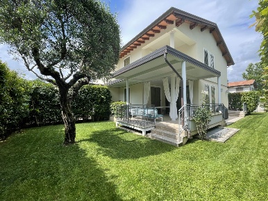 Foto Villa bifamiliare in via concordia 55, Pietrasanta di 180 m²