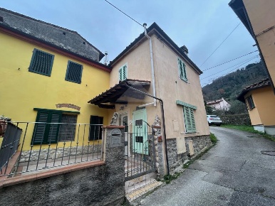 Foto Casa indipendente in via di valente, Pistoia di 90 m² con 4 locali