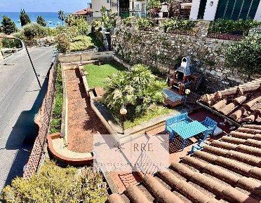 Foto Villa singola in via Sant'Elmo, Diano Marina Centro di 90 m²