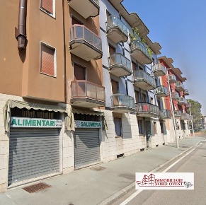Foto Locale commerciale in Via Vanzago, Cornaredo Centro di 110 m²