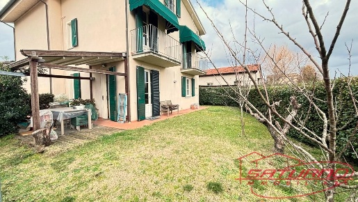 Foto Villa bifamiliare a Lucca Sant'Anna di 130 m² con 5 locali in vendita