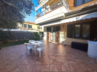 Foto Appartamento a Massa Marina di Massa Centro di 82 m² con 3 locali