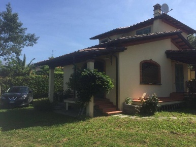 Foto Villa unifamiliare a Massa San Carlo - Antona di 220 m² con 6 locali