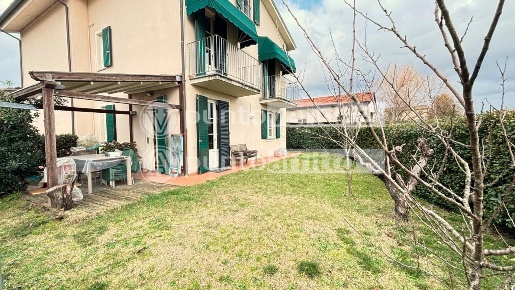 Foto Villa bifamiliare a Lucca Sant'Anna di 130 m² con 5 locali in vendita
