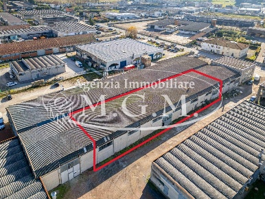Foto Capannone industriale a Casciana Terme Lari di 1020 m² con 4 locali