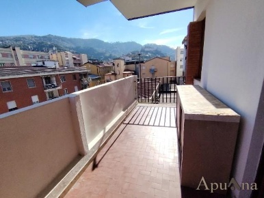 Foto Appartamento a Massa Centro di 105 m² con 5 locali in vendita