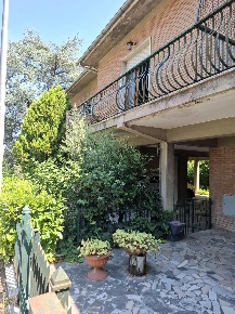 Foto Villa unifamiliare a Poggibonsi Centro di 200 m² con 8 locali