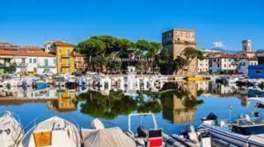 Foto Appartamento a Viareggio Centro di 110 m² con 9 locali in vendita