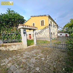 Foto Villa bifamiliare in 10 Min. dal centro, Teramo di 160 m² con 8 locali