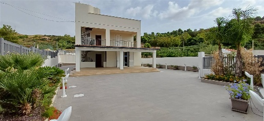 Foto Villa unifamiliare a Sciacca di 330 m² con 13 locali in vendita