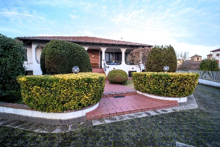 Foto Villa unifamiliare in via Hermada  6, Trino Centro di 400 m²