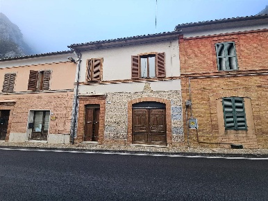 Foto Case semi ndipendenti a Pioraco Centro di 148 m² con 4 locali