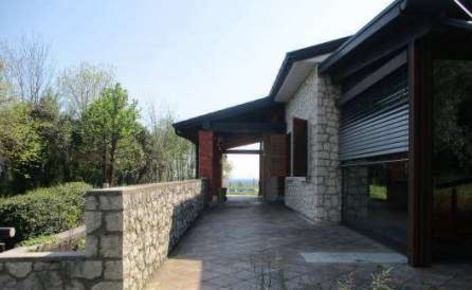 Foto Villa a schiera in Via Luigi Cadorna, Sarmede Centro di 237 m²